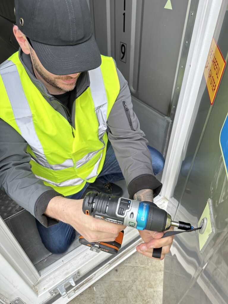 Réparation d'un reefer par un technicien Cubner