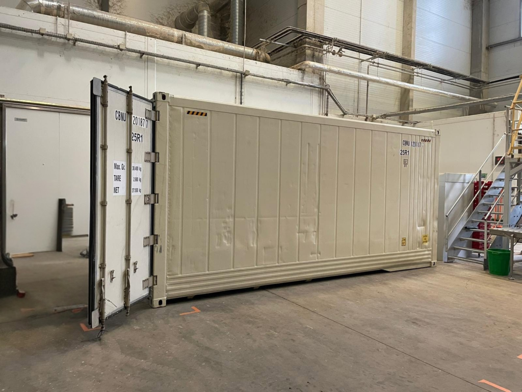 Livraison d’un container frigorifique d’occasion Thermo King dans un bâtiment fermé