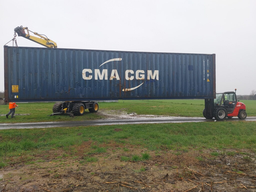 Déchargement de précision d'un conteneur 40 pieds CMA CGM à Mongauzy.