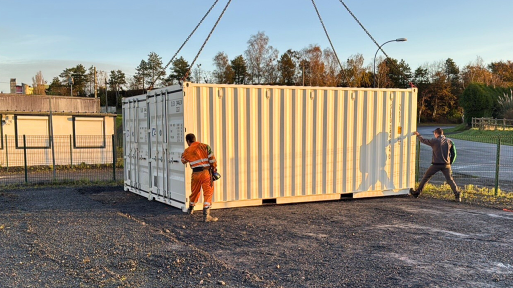 Déchargement de containers 20 pieds d'occasion Cubner pour centre de stockage.