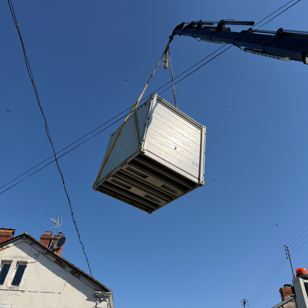 Livraison d&rsquo;un conteneur de stockage en centre-ville de Périgueux : le défi de l&rsquo;accès restreint