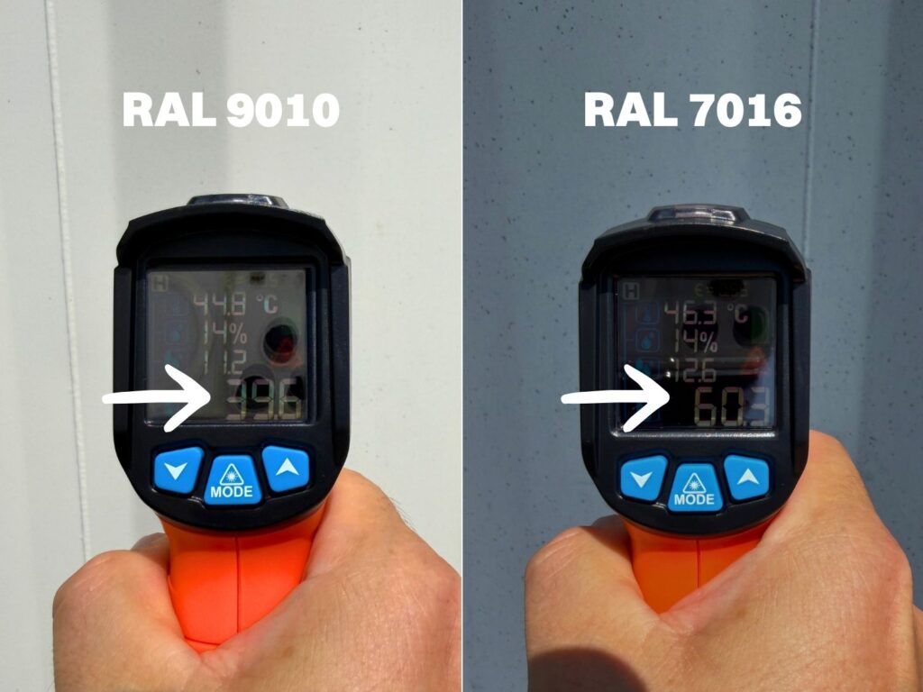 Comparaison de température au thermomètre laser entre un conteneur maritime blanc (RAL 9010, 39,6°C) et un conteneur gris RAL 7016 (60,3°C) en plein soleil