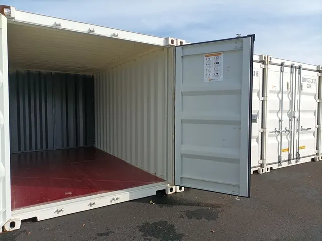 Conteneur maritime ouvert sur un chantier, utilisé comme stockage sécurisé